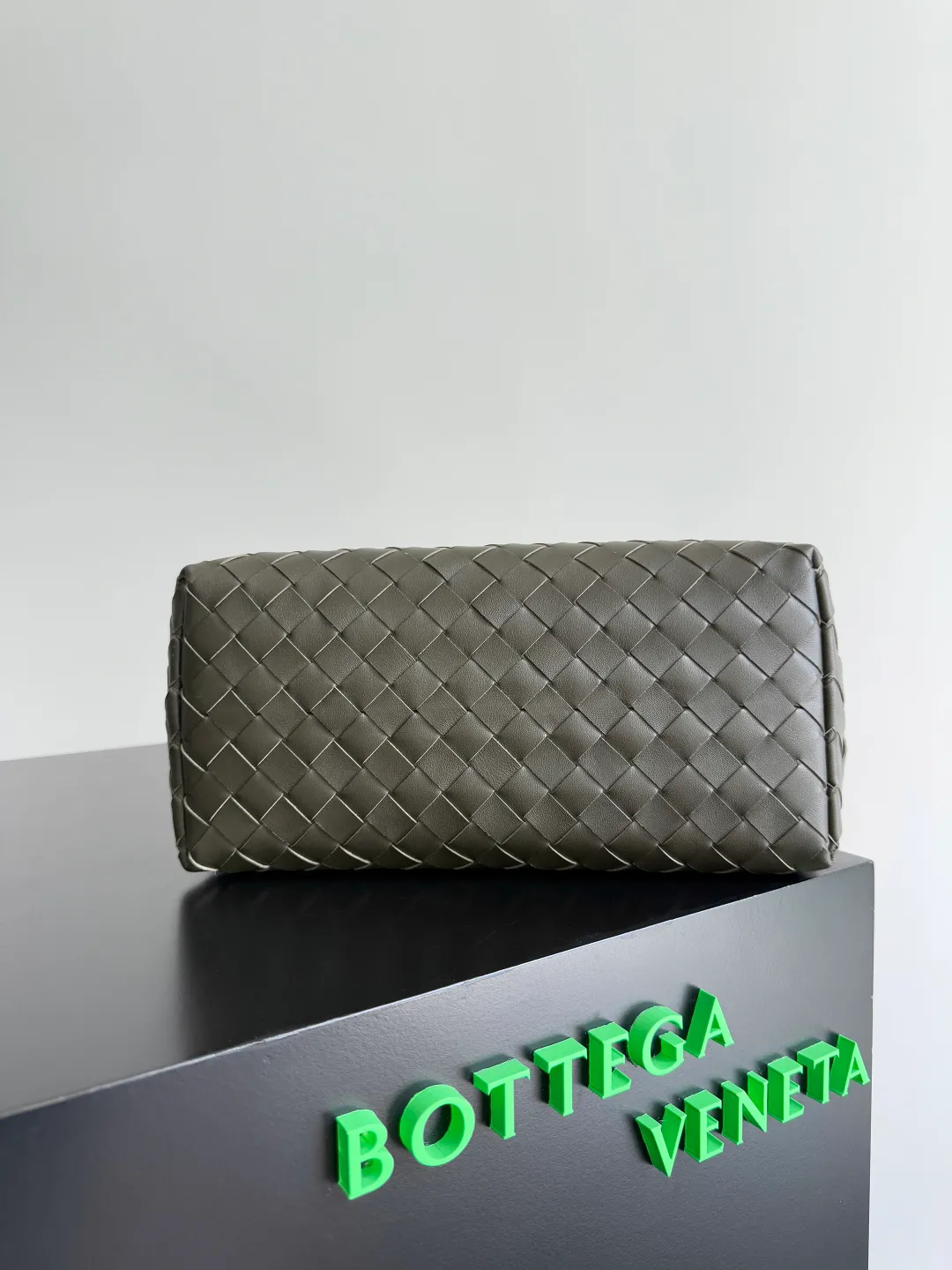 Batch 2460 BOTTEGA VENETA Bottega Veneta's 2025 new product for men ANDIAMO Bottega Veneta's main recommendation is undoubtedly the Andiamo small size. The first new favorite of the 2025 new product is a men's figure buckle bag. It can be seen that the designer has used many small ideas. The detachable crossbody strap is very convenient. It is convenient for elite office workers to reduce the burden on their hands when carrying work logs and office supplies. The interior is divided into two large compartments and a small zippered compartment. Unlike the women's model, the compartments here are not removable. The fixed large single layer also makes it easier to pack lightly when going out to work, and avoids the accumulation of too many small items. Style number: 815781 Size: 29*20*13cm